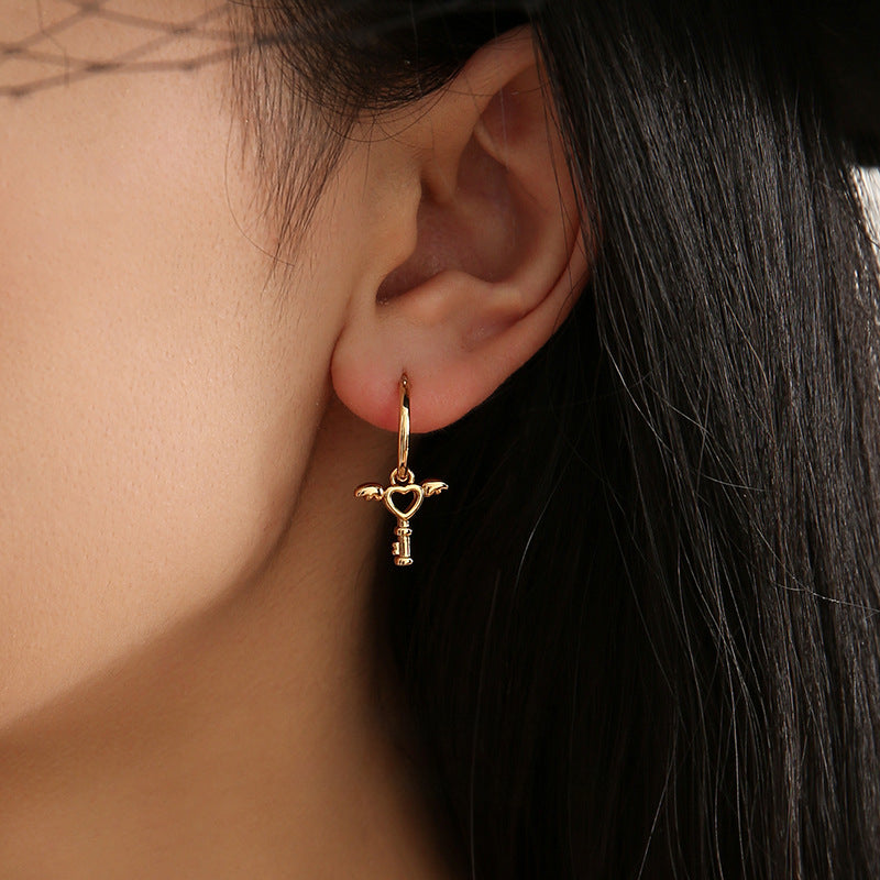<div id="offer-template-0">These 18K gold plated stainless steel earrings are the cutest addition to your jewelry collection. These earrings have detachable charms that you can interchange with other SOCALI charms. Cute angel wing detailing on the lock and key.&nbsp;</div> <div></div> <div> <p>Material: 18K Gold Plated Stainless Steel</p> </div>