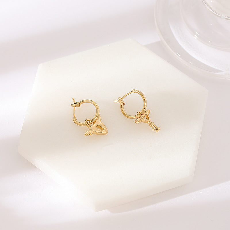 <div id="offer-template-0">These 18K gold plated stainless steel earrings are the cutest addition to your jewelry collection. These earrings have detachable charms that you can interchange with other SOCALI charms. Cute angel wing detailing on the lock and key.&nbsp;</div> <div></div> <div> <p>Material: 18K Gold Plated Stainless Steel</p> </div>