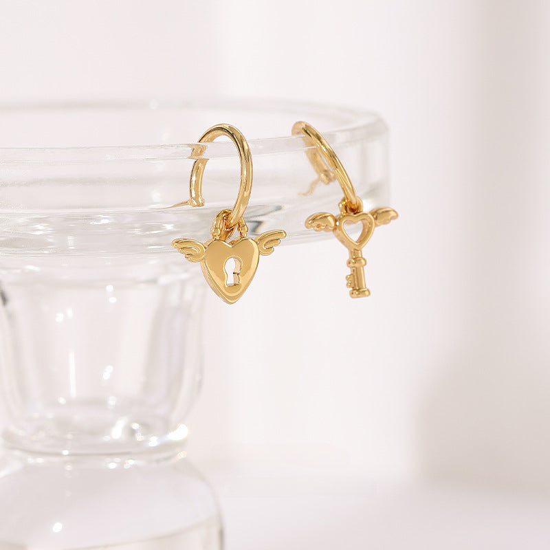 <div id="offer-template-0">These 18K gold plated stainless steel earrings are the cutest addition to your jewelry collection. These earrings have detachable charms that you can interchange with other SOCALI charms. Cute angel wing detailing on the lock and key.&nbsp;</div> <div></div> <div> <p>Material: 18K Gold Plated Stainless Steel</p> </div>