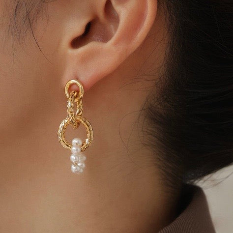 Miss Pearl Chain Earring