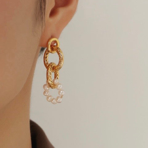 Miss Pearl Chain Earring
