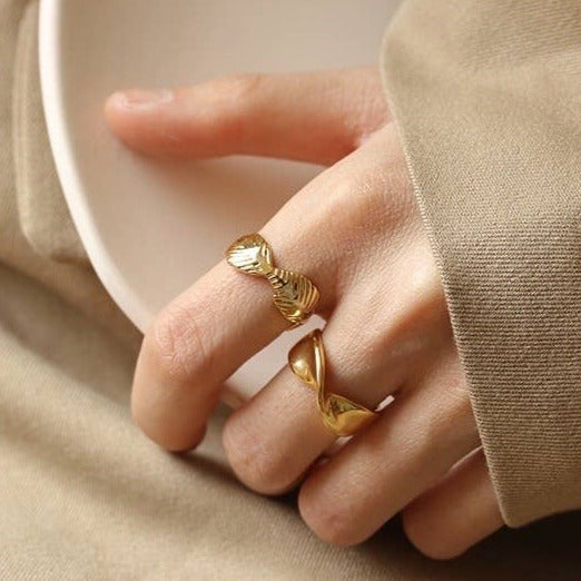 Chic Twisted Tube Ring